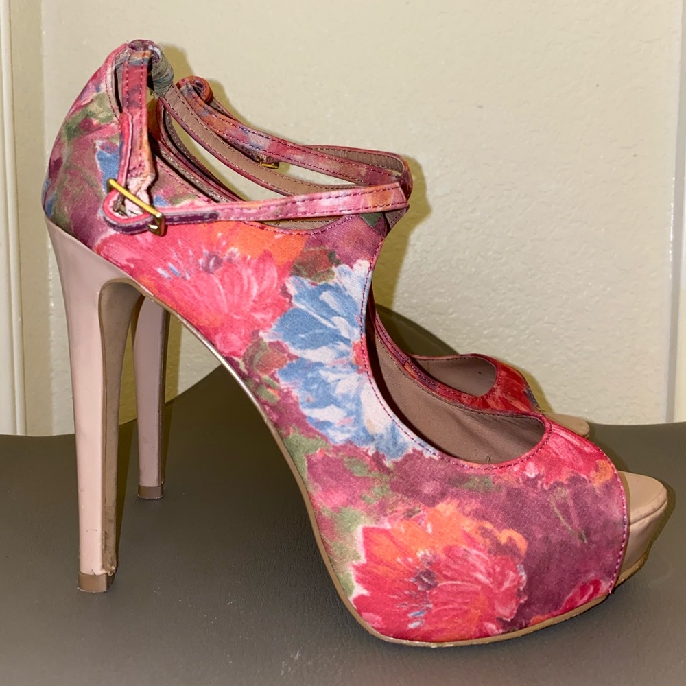 Steve Madden floral print pumps